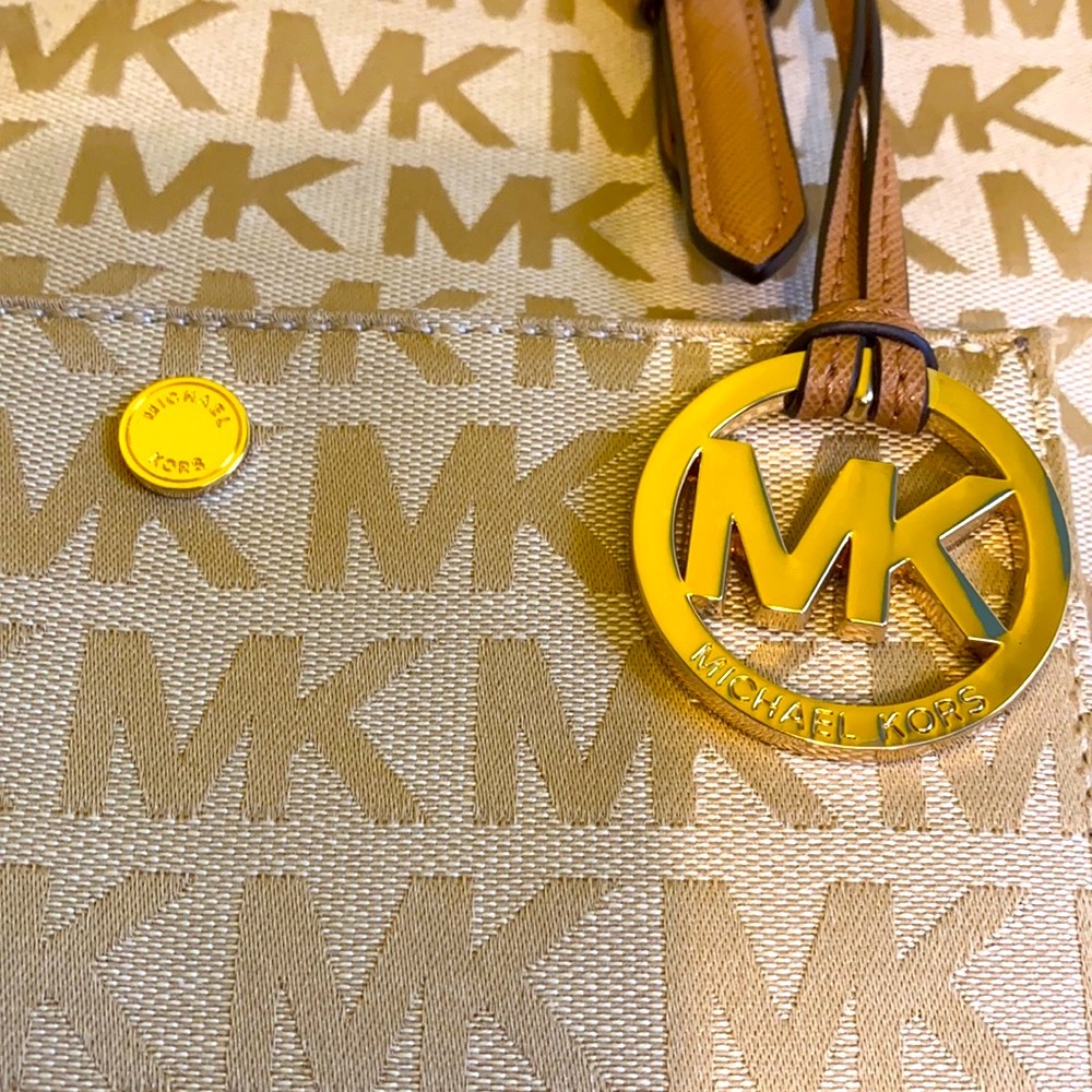 PRE LOVED Michael Kors Jet Set Snap Pocket Tote handbag.Color: Beige/Cam/DKTan. - Picture 7 of 13
